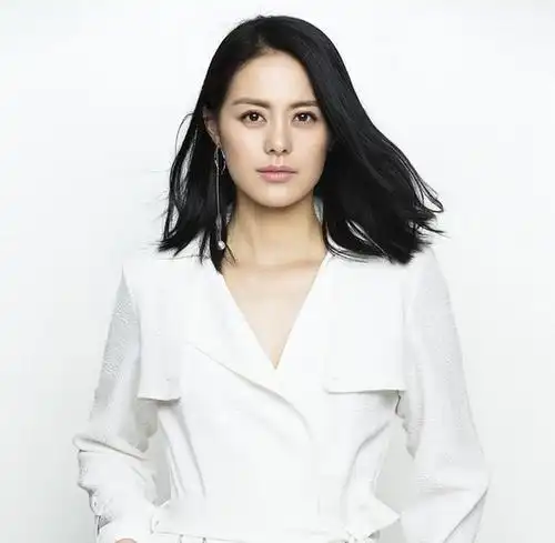 王力可白色时尚华服,尽显清新脱俗气质