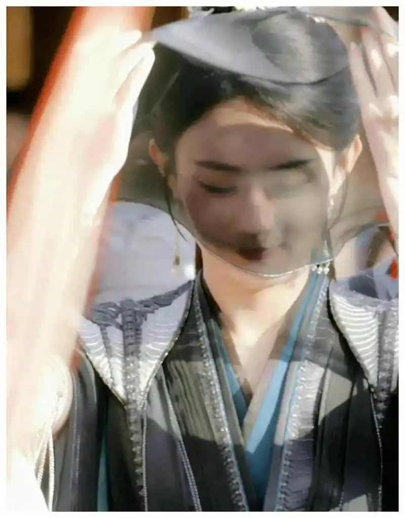 赵丽颖戴着面纱路透社,穿着黑色的戏服,用黑色的面纱遮住了脸颊.