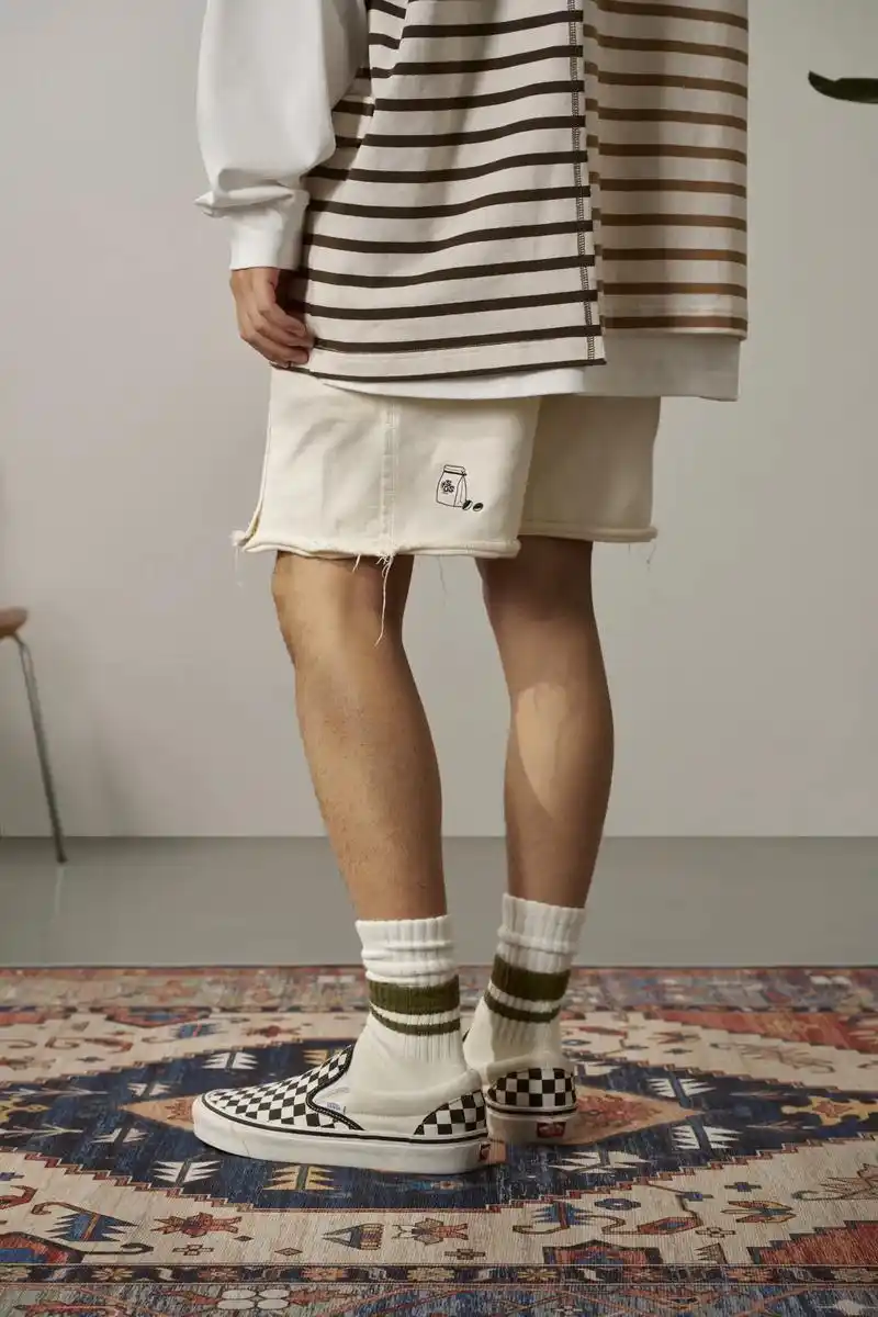 夏日胶囊衣橱|清爽白色短裤.白色单品自带夏日氛围感 侧缝拼接 - 抖音