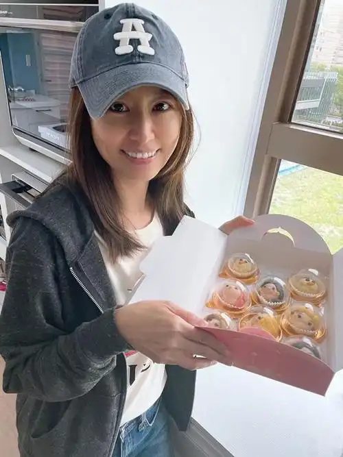 48岁林心如太少女心!穿衣减龄晒生活,却被胳膊上"花纹"抢镜