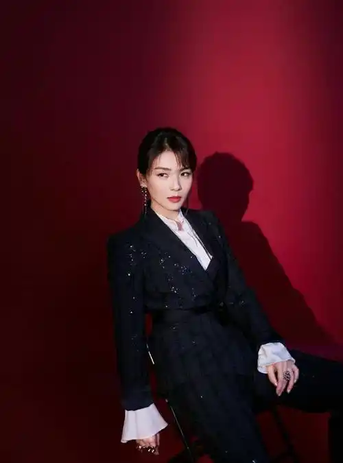 刘涛实力化身霸道女总裁,亮片西装造型攻气十足,太霸气_款式_女性_的