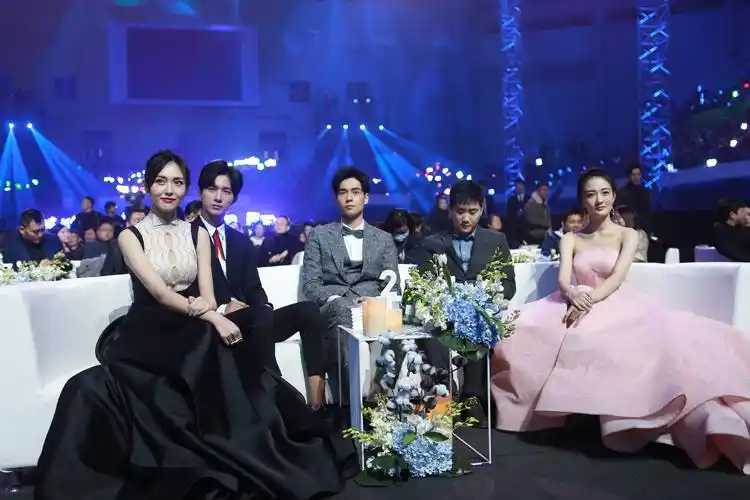 星光大赏杨洋张艺兴王嘉尔小鲜肉人气超高,但全程还是