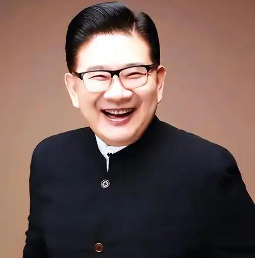 曹可凡,曾经备受喜爱的"上海第一主持人",如今却成了大众嘲笑的对象.