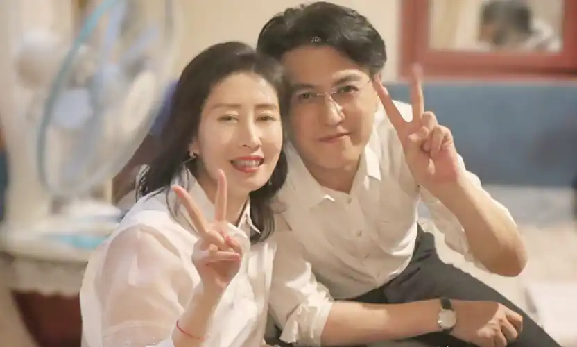 刘敏涛新恋情!与中年男子车内抱脸热吻,对方开豪车带金表很绅士