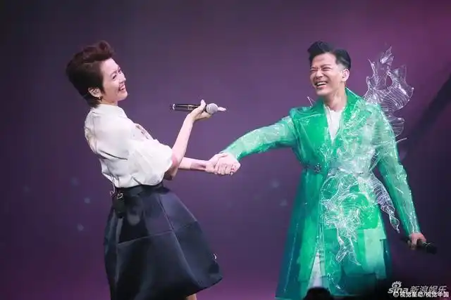 陈晓东牵手梁咏琪合唱 邀两千金登台_新浪图片