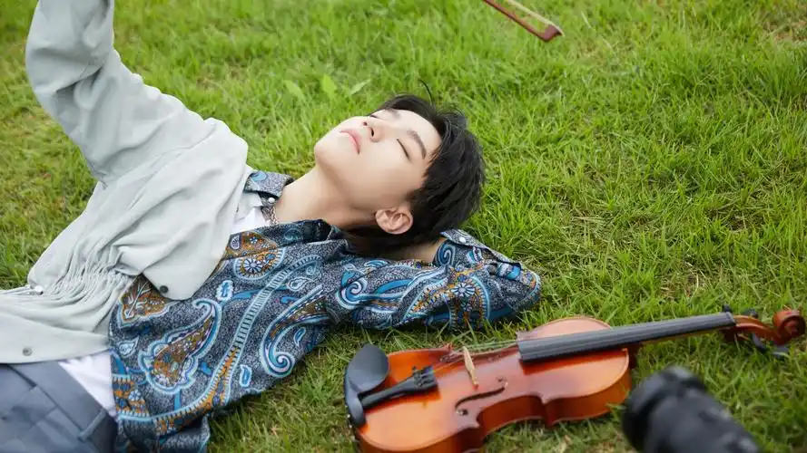 王俊凯夏日清新写真