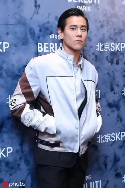 彭于晏皮衣配油头帅气亮相大长腿男神依旧