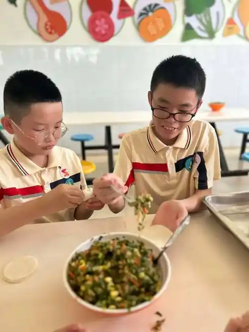 同样的节日 别样的快乐——厦门市新圩学校五年级开展"包饺子 庆六一"