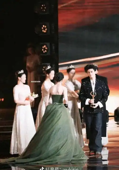 吴磊迪丽热巴我磕这对儿了网友拉丝拉丝