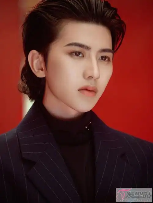 蔡徐坤大背头侧颜生图曝光prada小王子彰显高贵帅气感