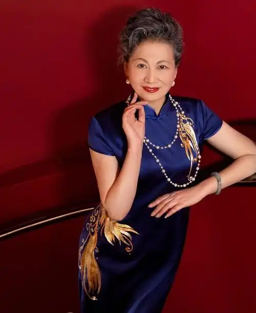 奶奶的时尚穿旗袍老式的印花与素雅的风格相匹配走那都合适