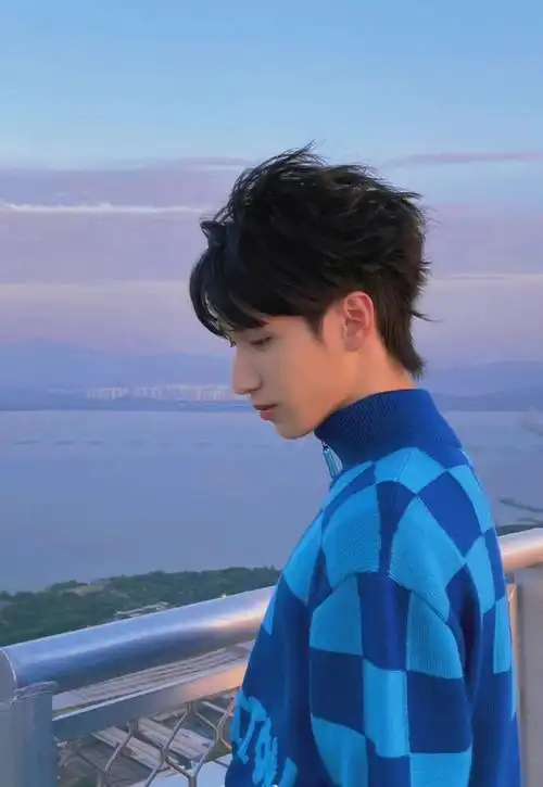 严浩翔天台氛围感随拍