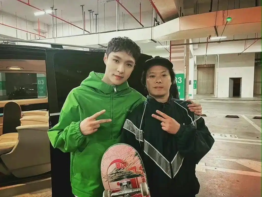 新鲜的张艺兴来啦～ 和朋友合照的小绵羊呀,绿色外套阳光帅气!