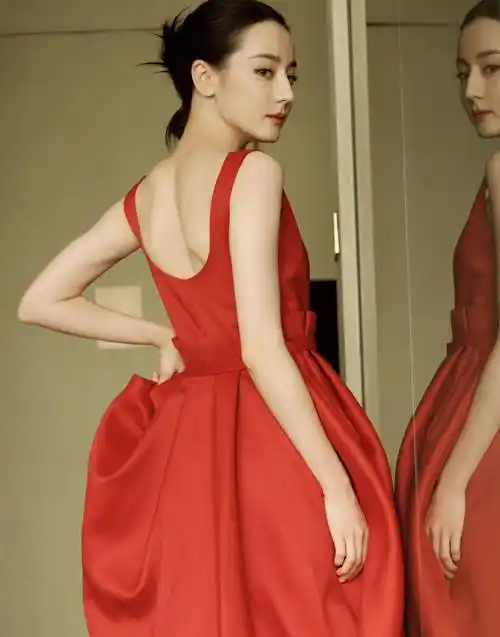 迪丽热巴周末写真大赏,一袭红裙香肩美背,温暖又明亮_身材_连衣裙