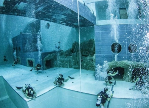 世界最深游泳池达40米 你敢来挑战?