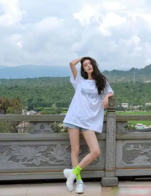 傅菁下车照火爆全网当她脚尖点地那刻这双腿太长了