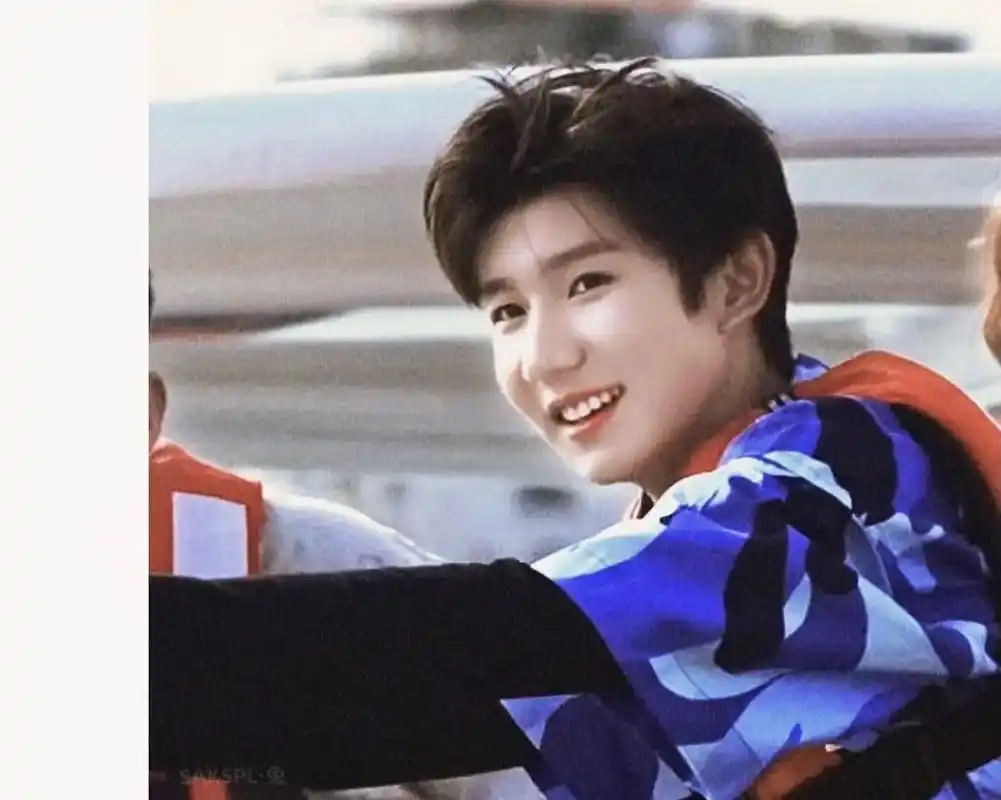 王源 #一起露营吧 笑起来真好看啊!他笑得好开心哦,好像回 - 抖音