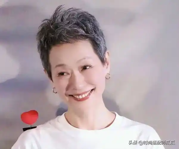 看了60岁叶童我才知道:衣着素净不装嫩,自然老去的女人有多美_整体