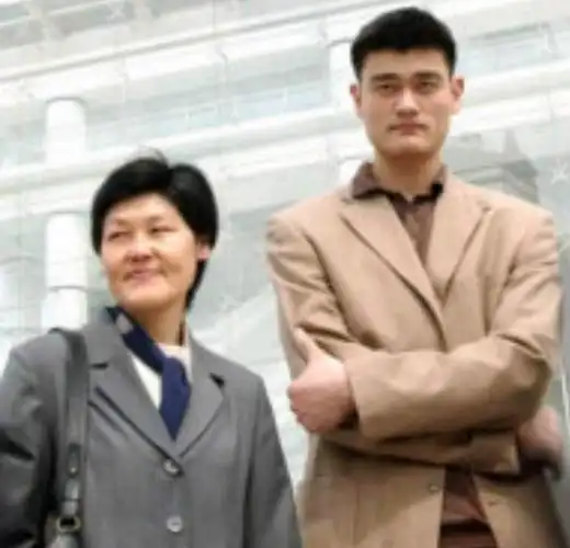 姚明母亲方凤娣:身高1米88曾是女篮队长,定居美国给姚明带女儿