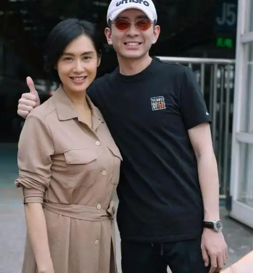 这一次晒出杀青的合照可以看到朱茵整个人笑的还是比较的腼腆,而且