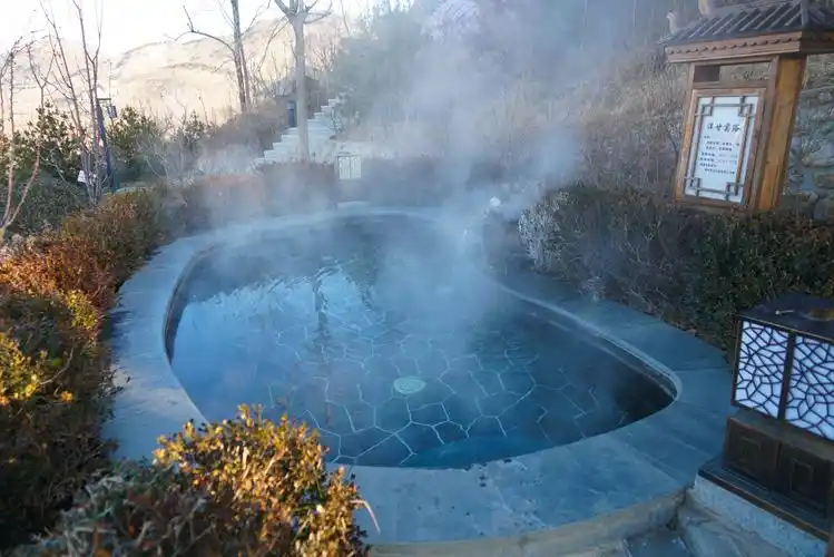 距离清东陵30分钟车程的遵化市有一处中高端温泉度假村——汤泉宫温泉