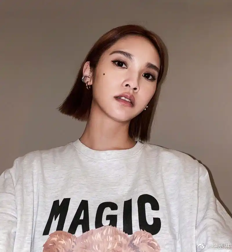 5月25日,杨丞琳晒出自拍,发文称"觉得妆感自然又美丽,发型和like a
