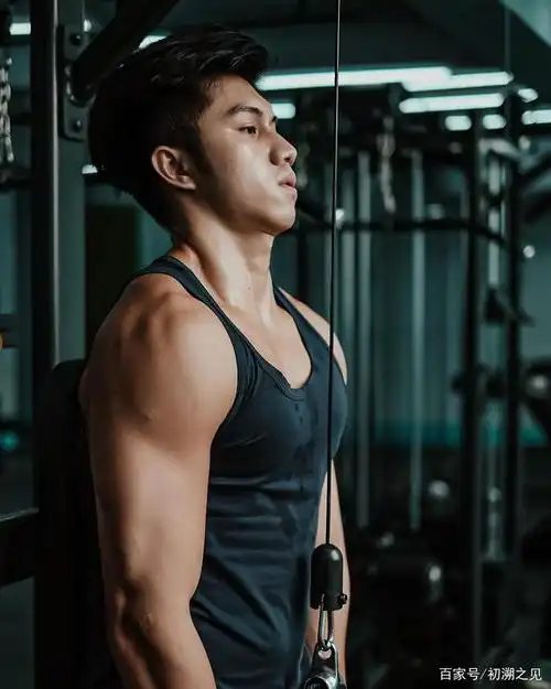 肌肉男在各种景观前抢镜头,胸肌和腹肌让人垂涎