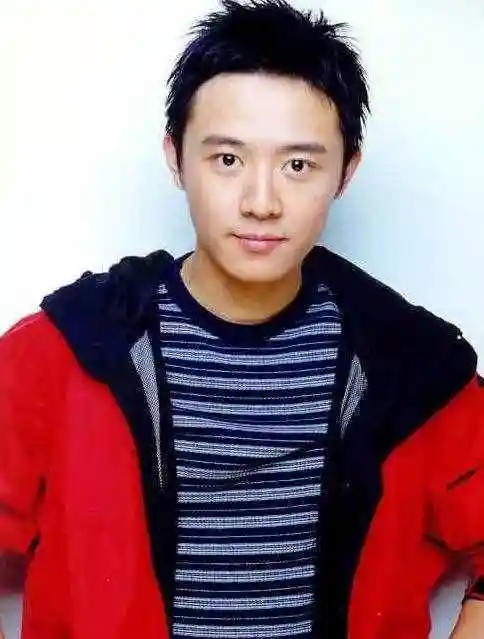 谭维维前男友张博 影视歌三栖明星谭维维的前男友名叫张博,曾用名张林