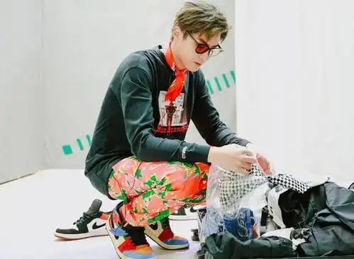 吴亦凡大花裤配aj网友李雪琴可要出来喊话了