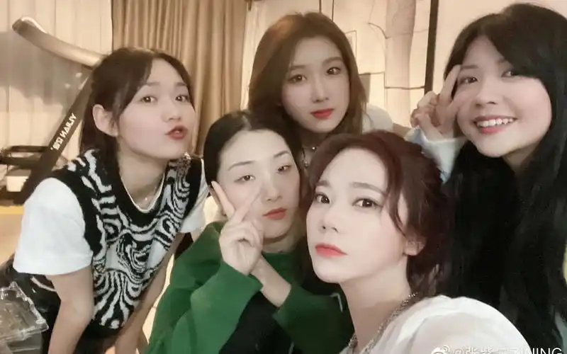 《yamy微博直播》背景音出现段奥娟/赖美云/张紫宁 yamy:诶!