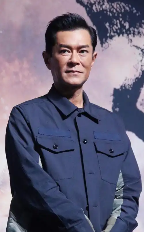 差别一下子就出来了:郭富城虽然有岁月的痕迹,但依旧帅气;古天乐的脸