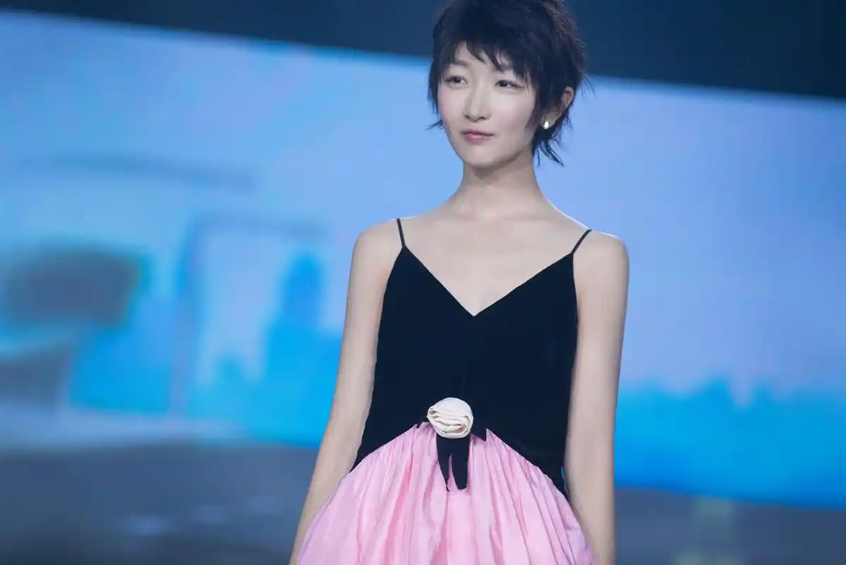 周冬雨全新造型亮相活动 利落短发俏皮可人