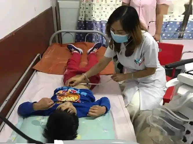 区妇幼保健院为福利院儿童进行健康体检