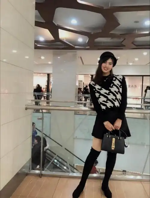 生活中的体育明星张雨霏,长腿宽肩,性感身材.笑容非常有感染力