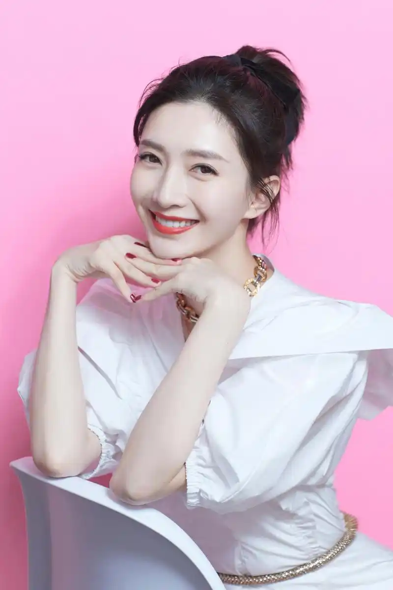 江疏影:聪明的青年大使 江疏影是一位才女,拥有硕士学位,曾获英国王室