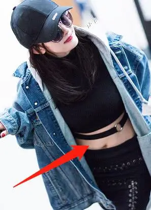 杨幂为何不愿生二胎?看到她罕见的露肚皮照,是我看错了吗?