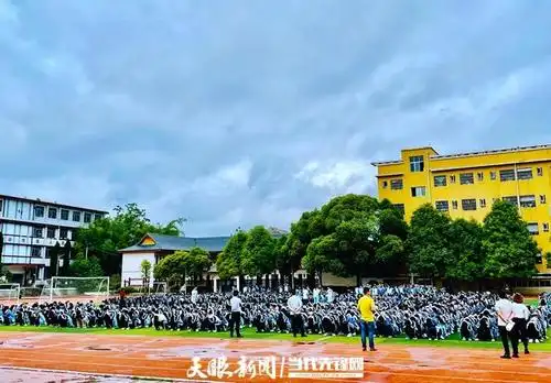 珍爱生命 警钟长鸣:贵定一中开展防震减灾疏散演练