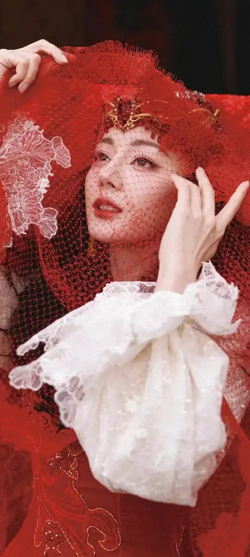 在这张美女系列壁纸中,迪丽热巴的美貌犹如一道亮丽的风景线,让人眼前