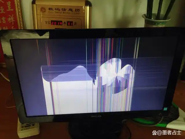 经常会遇到有朋友说液晶屏花屏了,通电看到内屏有破碎的裂纹,关电看到