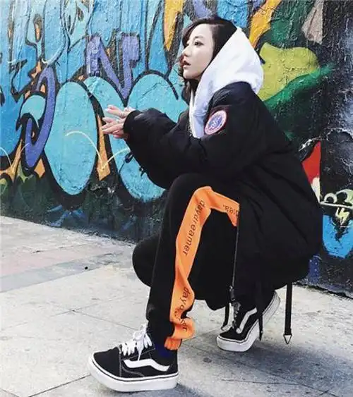 1. 想要尝试嘻哈的风格,可以大胆的撞色