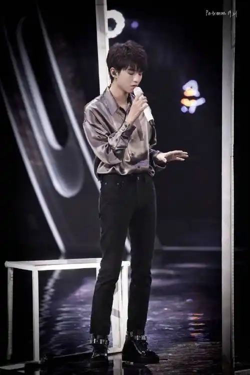 爱豆中的腰精代表#王俊凯的名品腰,名副其实的"腰精"满屏的大长腿