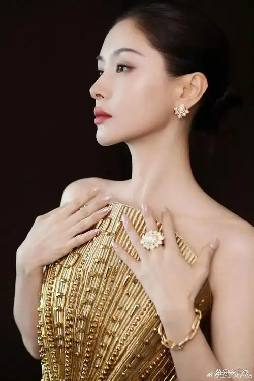 王子文金色战袍惊艳全场!网友们纷纷感叹"真的太美了"!