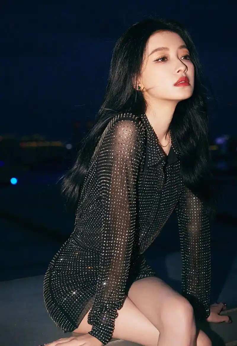 孙怡的最新美照,大眼睛和高挺的鼻子,展现出了她的自信和魅力.