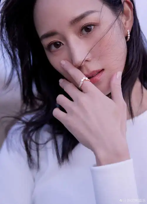 张钧甯直播状态##张钧甯白色露腰长裙