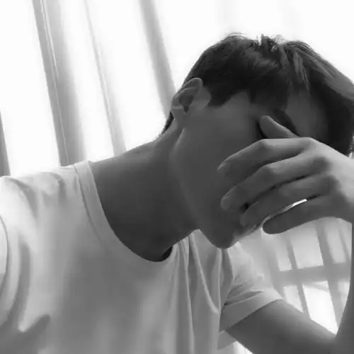 不约而同旳想念和在乎,男生头像侧脸伤感黑白图片