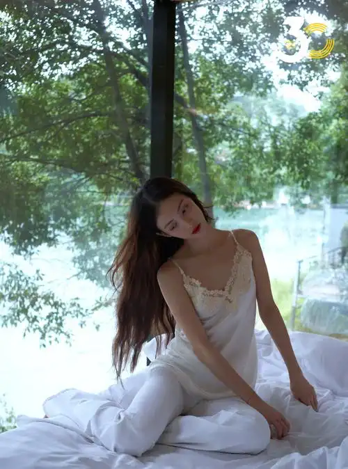 金晨气质实在是太好了! 她打扮休闲随性,慵懒地坐在椅子上.