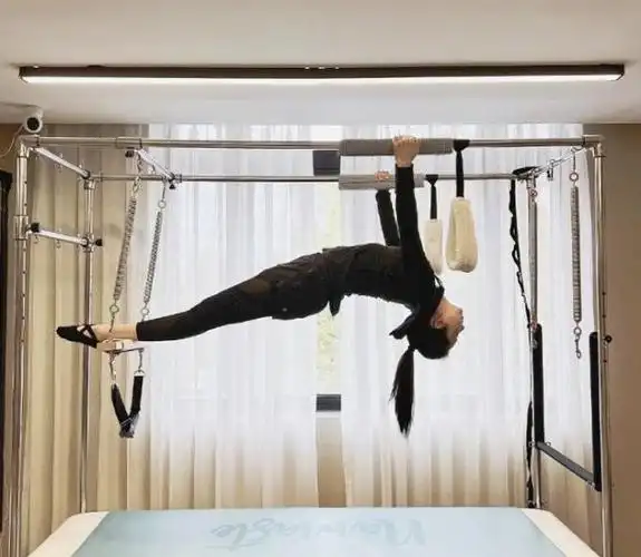 42岁董璇晒出在家健身照,高难度的动作,引网友热议