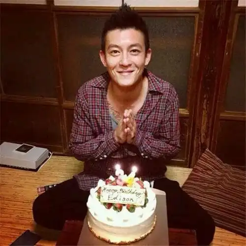 秦舒培在个人社交账号晒出短片并发文为陈冠希庆祝41岁生日