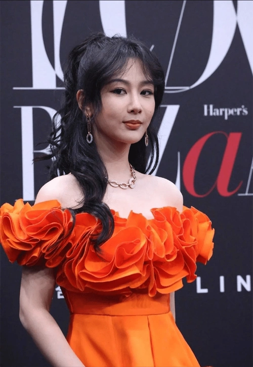 时尚芭莎红毯,杨紫妆容太失败,热巴状态憔悴,萧敬腾被骂惨! - 知乎