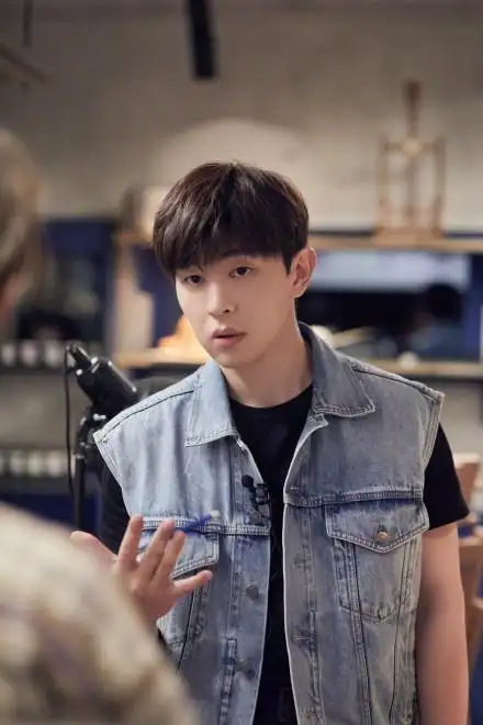 邓伦密逃水洗牛仔造型留顺毛短发清爽简约